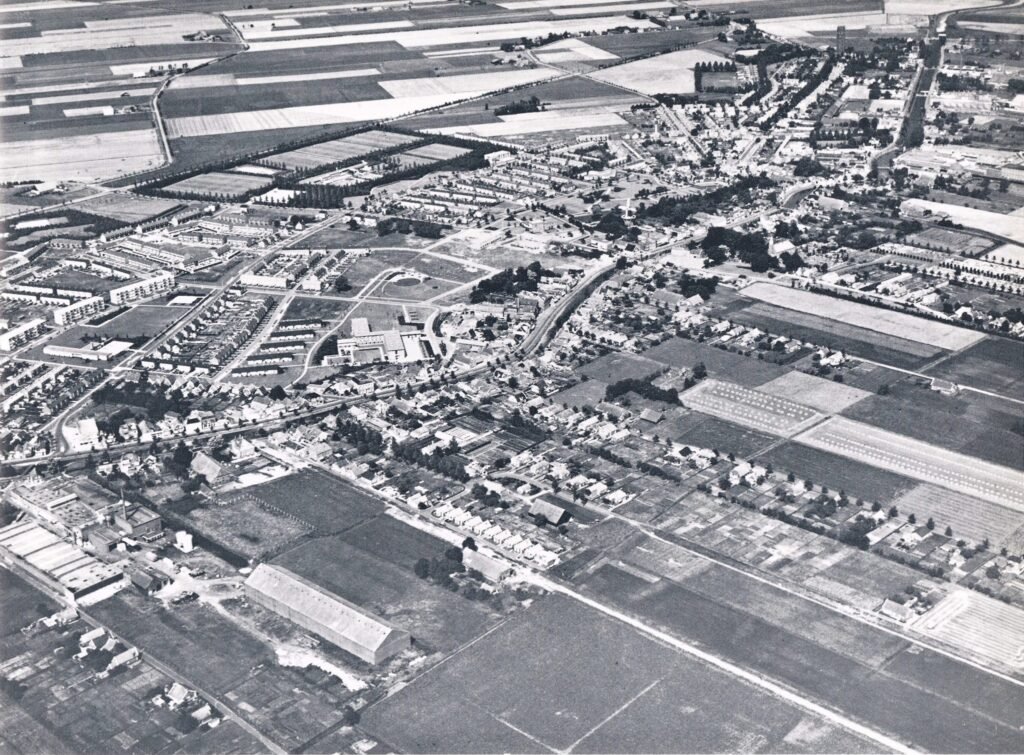 Luchtfoto van Oude Pekela, 1968