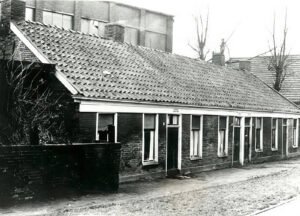 Schoolstraat met Zwalve op de achtergrond