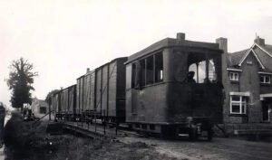 Stoomtram op brug Wilhelminawijk rechts beton fabriek Waarheid.