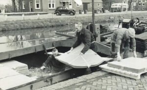 Karton laden in schip bij Free jaren 50.