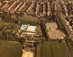 Zwembad met Winkelcentrum in vogelvlucht.