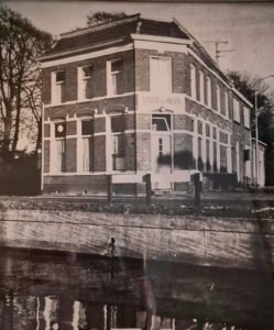 Oude foto leger des heils gebouw jaren 60