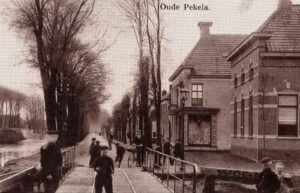 Ceresbrug rechts boerderij Hilvering daarnaast de Bazaar (later Groenevelds bank).