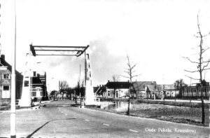 De Kroonbrug met rechts metaaldoekweverij Drenth.