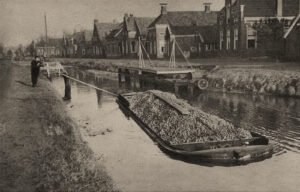 Pekela ( Gr ) 1949 - Een schipper duwde hier vanaf het looppad een schip met aardappels vooruit