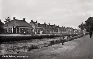 Kroonstraat (Bosgrastraat) links Koeneman jaren 30-40