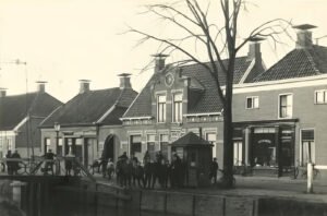 Bij de Wedderklap 1930 winkel P.Holvast Apotheek
