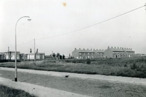 Parklaan 1955 links HW.school de woningen staan aan de Huizinga laan.