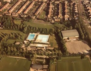 boven af o.a zwembad en de oude wenakker