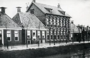 FC. straat postkantoor links huis Bosgra ± 1900