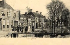 Hotel Scherpbier (Later Dijkinga) 1904 links stoomtram station