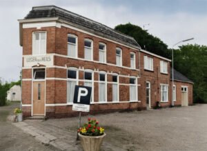 leger des heils gebouw 1972 - Rechts bij het monument van Fe Meis