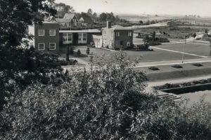 Gemeentehuis 1954 woningen op achtergrond staan op de Veendijk