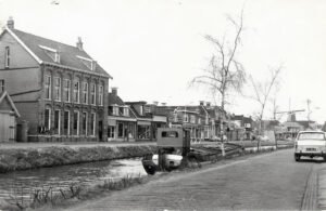 Postkantoor met links brandweerhuisje jaren 60-70