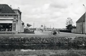 Raadhuislaan 1955 gemeentehuis in aanbouw links elektrowinkel Schoonhoven