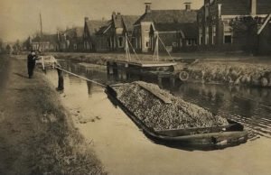 De schuit is zwaar beladen met aardappelen