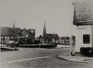 RK.kerk vanaf de Snaterlaan Links de ERICA brug jaren 60-70