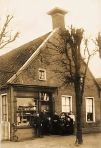 Winkel Egbert Heikens W.H.Bosgrastraat naast garage Dijkhuizen