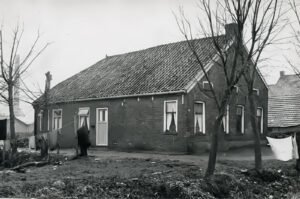 Woning aan de Oude Wijk 1958 links pijp Union