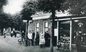 Rijwielzaak B.Woltjer F.C.straat jaren 20-30