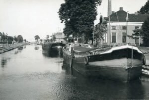 Schepen in het diep omg. Free & Co 1958 foto Carel Kral