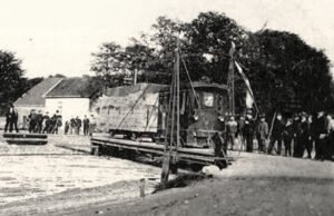 Stoomtram met lading stro op de Erica brug jaren 30